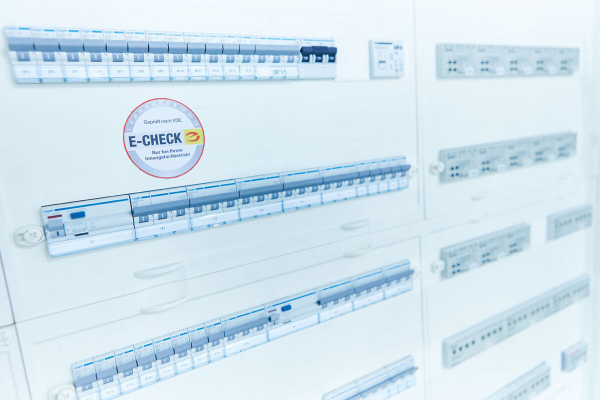 Schaltkasten mit E-CHECK Plakette