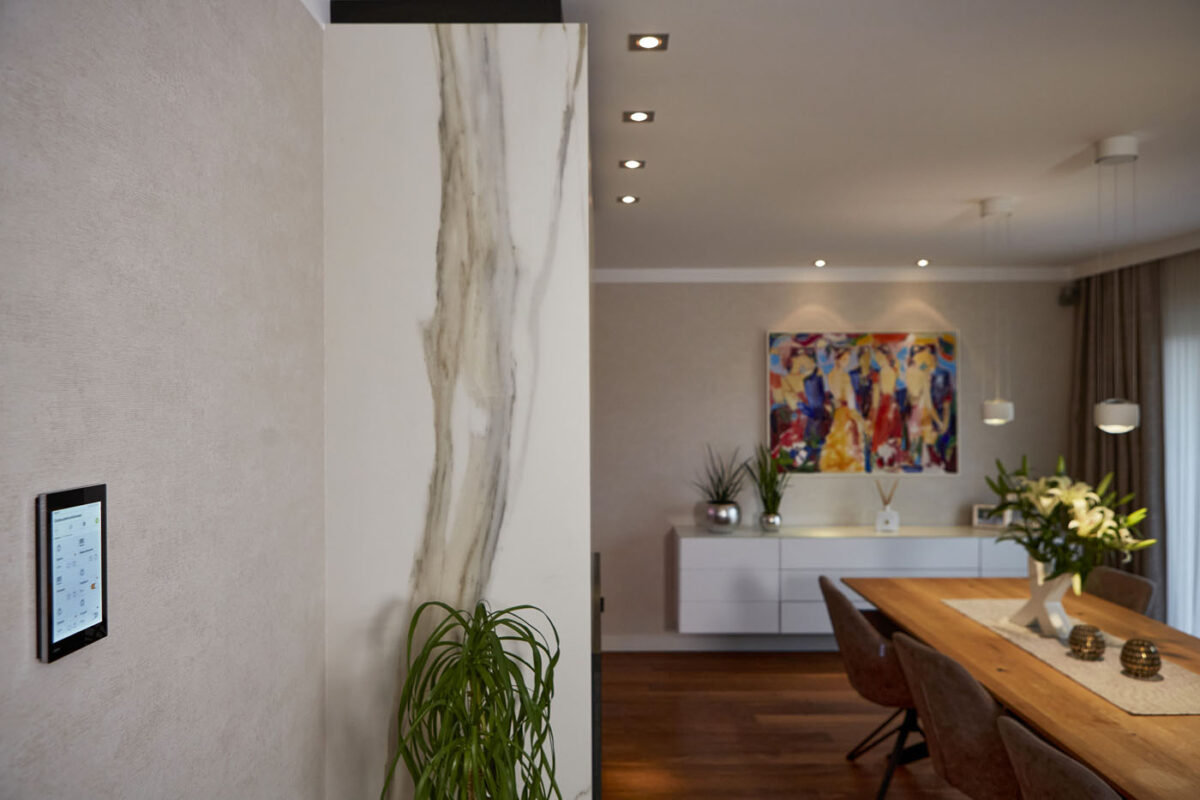 Smart-Home Bedienpanel im Esszimmer